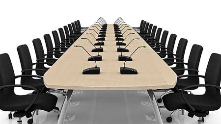 Ein Meetingtisch, mit Tischsprechstellen (Diskussionsanlage)